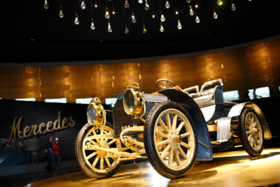 Im Mercedes-Benz-Museum gibt es historische Automobile zu bestaunen.