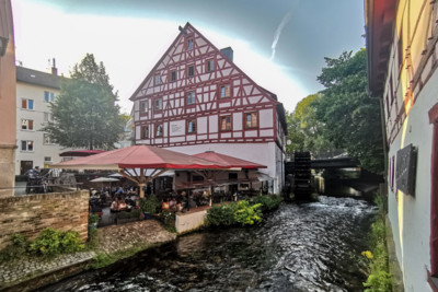 In den teils windschiefen Fachwerkhäusern des Ulmer Fischerviertels haben sich heute viele charmante Geschäfte, Restaurants und Bars angesiedelt.