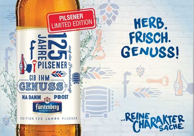 Plakat der 125 Jahre Jubiläumsfeier der Fürstenberg Brauerei. Auf der linken Seite ist eine große Bierflasche und rechts der Slogan Herb. frisch. Genuss!