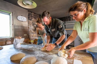 Bäckermeister Jörg Schmid unterstützt tatkräftig die Landfrauen auf der Schwäbischen Alb beim Kneten des Brotteigs.