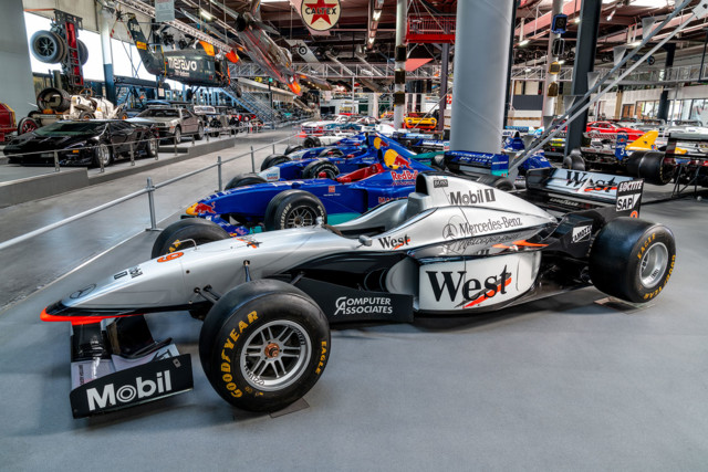 Formel 1-Autoaustellung in einer großen Halle