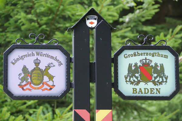 Schild mit dem Badener und dem Württemberger Wappen