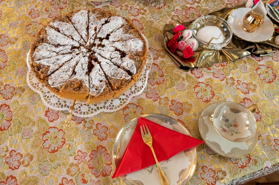 Goldbesteck, Spitzendeckchen und filigrane Ornamente machen sich gut, wenn man beim „Kaffeekränzle“ den Original Kirschkuchen aus der Schlossbäckerei in Tettnang genießt.