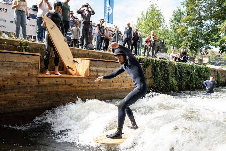Blackforestwave bietet seit 2021 echtes Surfen für Profis und Anfänger in Pforzheim im Schwarzwald. 