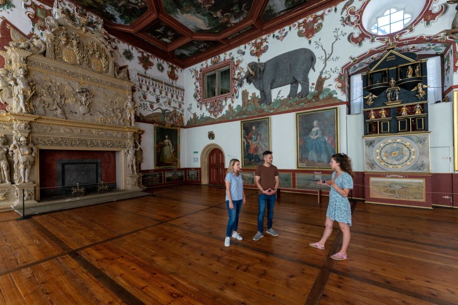 Eine einstündige Schlossführung führt durch das Schloss Weikersheim. Zu sehen sind aufwendige Dekorationen und große Gemälde.