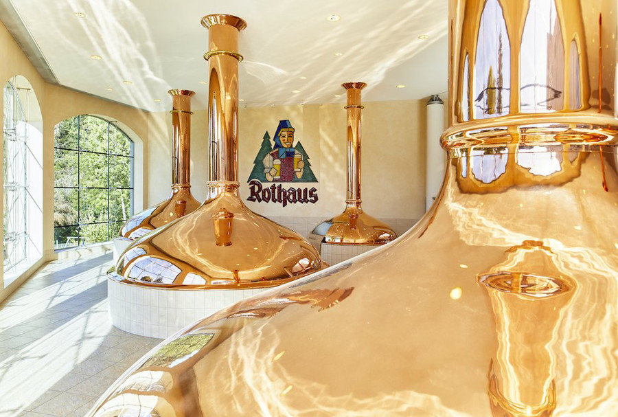 In einem Raum der Brauerei Rothaus stehen viele große Kupferkessel, in denen Bier gebraut wird. 