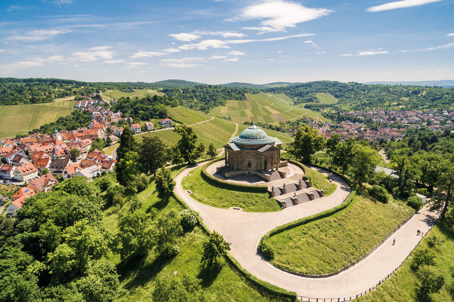 Blick auf die Grabkapelle auf dem Rotenberg bei Stuttgart. Im umliegenden Tal sind viele Felder und Ortschaften.