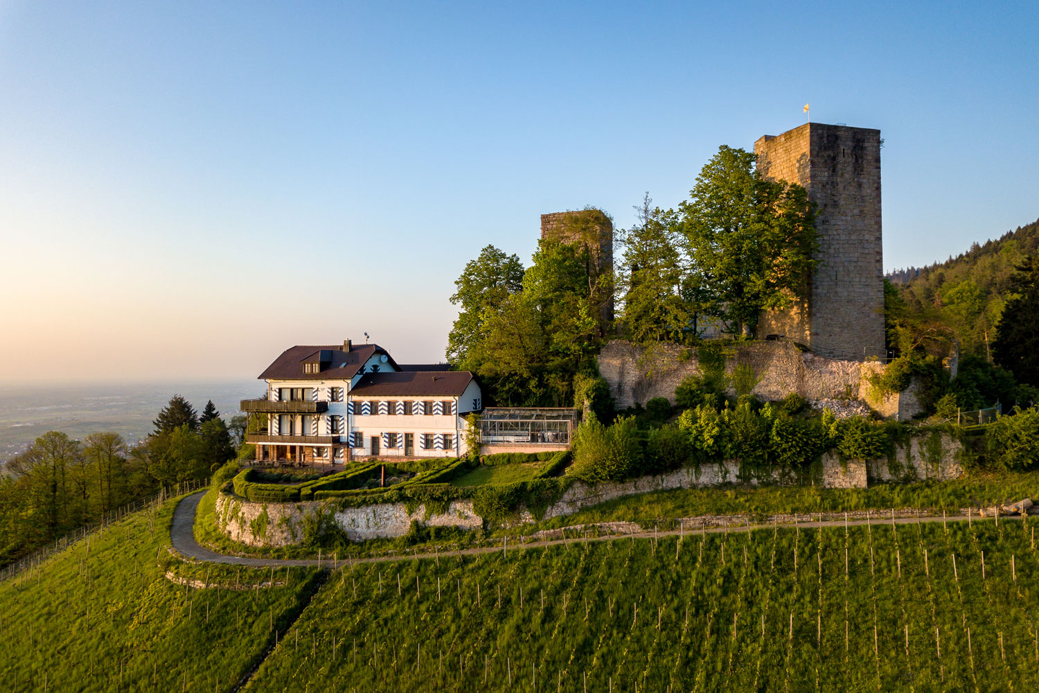 Vom Weinhotel Burg Windeck hoch über der Stadt Bühl haben Gäste einen atemberaubenden Blick über das Rheintal.