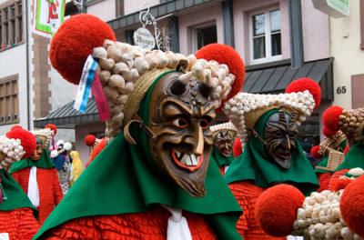 Gelebtes Brauchtum in den katholischen Teilen Baden-Württembergs: Narren-Masken und kunstvolle Gewänder. |© TMBW, Mende