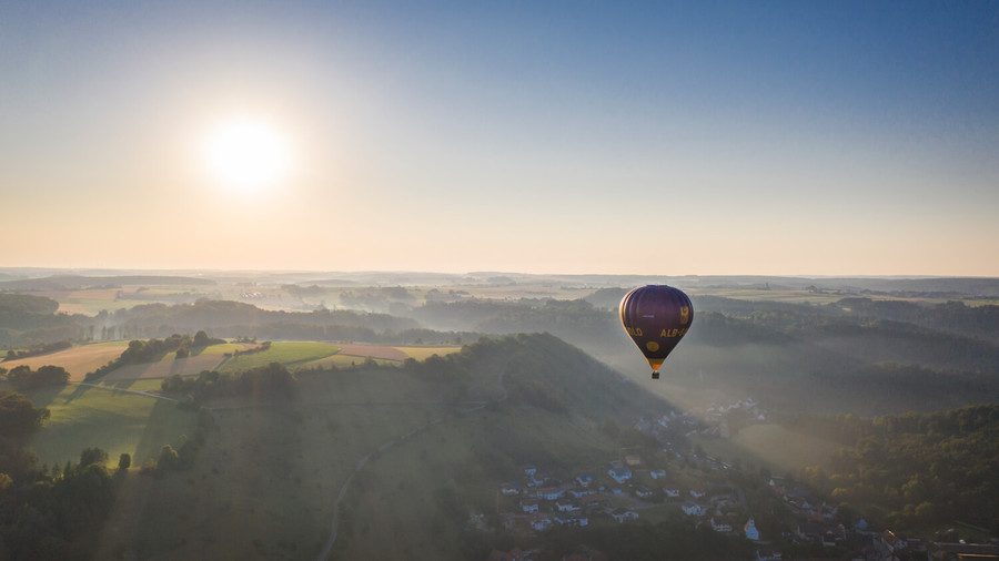 Mit dem Heißluftballon eröffnen sich fantastische Ausblicke über die Schwäbische Alb.