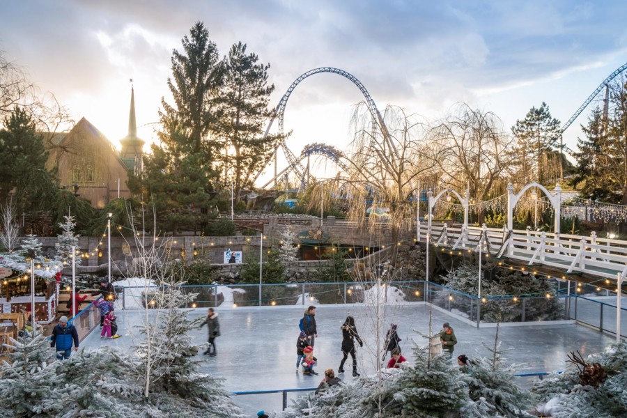 Die Eislauffläche im winterlichen Europa-Park entführt Gäste in einen Winterwald mit weißen Nadelbäumen. |© Europa-Park 