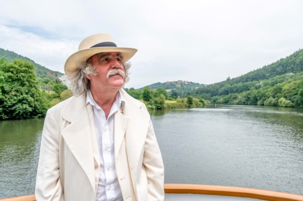 Stadtführer Klaus Mobrei führt Interessierte alias Mark Twain über den Neckar.