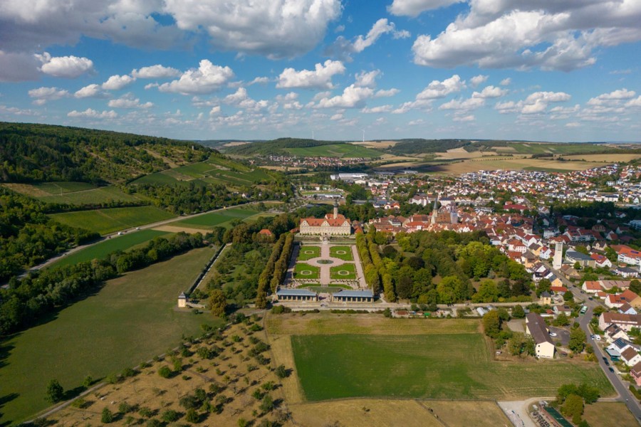 Die Vogelperspektive zeigt die herrschaftliche Größe von Schloss Weikersheim mit seinem Barockgarten.