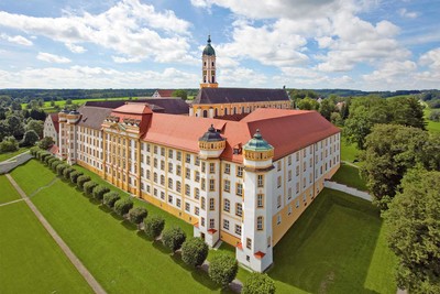 Luftaufnahme des Kloster Ochsenhausen. Um das Kloster sind gepflegte Wiesen und Bäume angelegt.