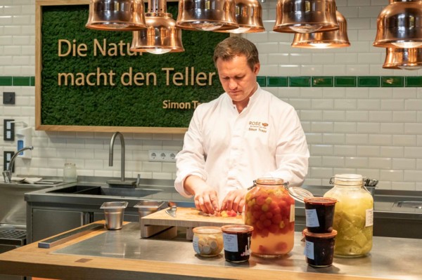 Fine Dining auf der Schwäbischen Alb: Mit fermentiertem Gemüse verfeinert Simon Tress seine Gerichte.|© TMBW, Udo Bernhart