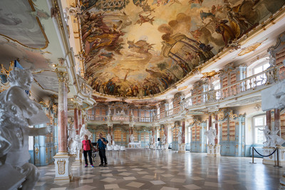 Die Barocke Bibliothek mit Prunk und Stuck im Kloster Bad Schussenried ist beeindruckend.