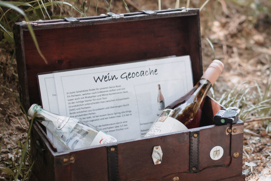 Schatzsuche im Weinberg: Aus richtig gelösten Kreuzworträtseln ergeben sich Zahlencodes, um verschlossene Truhen zu öffnen oder um den Standort der versteckten Weine zu finden. 