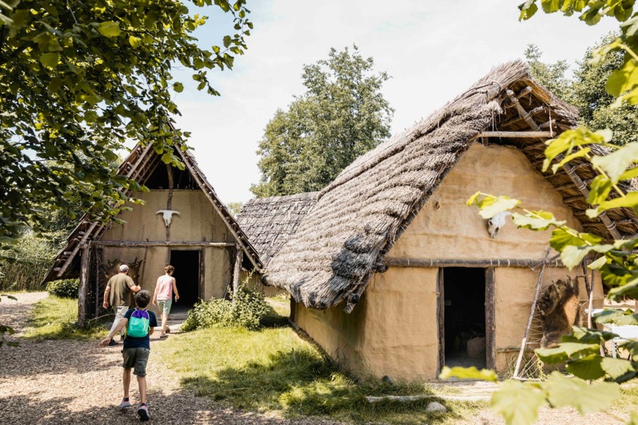 Auf dem archäologischen Freigelände des Federseemuseums laden Rekonstruktionen von Pfahlbauten und Hütten zum Eintauchen in die prähistorische Welt ein.