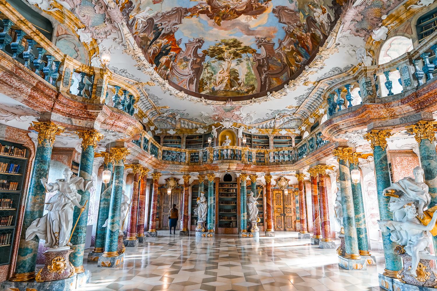 Der Bibliothekssaal von Kloster Wiblingen ist ein Meisterwerk des Rokokos.
