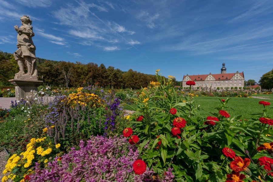 Blumen, Bäume und Sträucher schmücken das Schloss Weikersheim. Sie zeigen, wie es hier schon vor Jahrhunderten blühte.