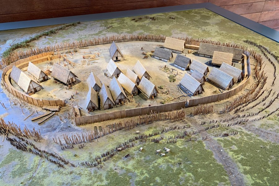 UNESCO-Welterbe in Miniatur: Das Modell der Forschner-Siedlung kann in der Ausstellung des Federseemuseums betrachtet werden. |© Dorothee Fauth