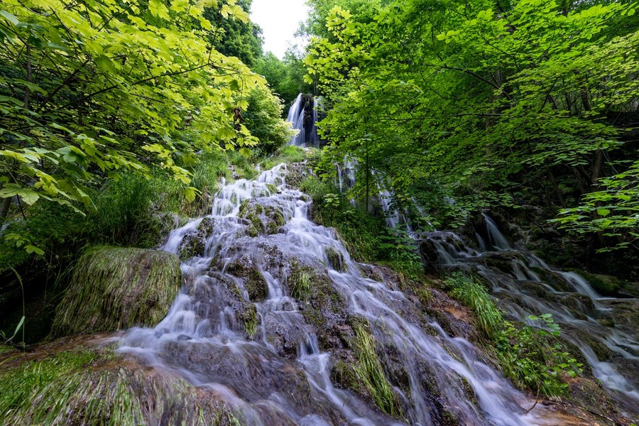 Der Neidlinger Wasserfall auf der Schwäbischen Alb begeistert Jung und Alt.