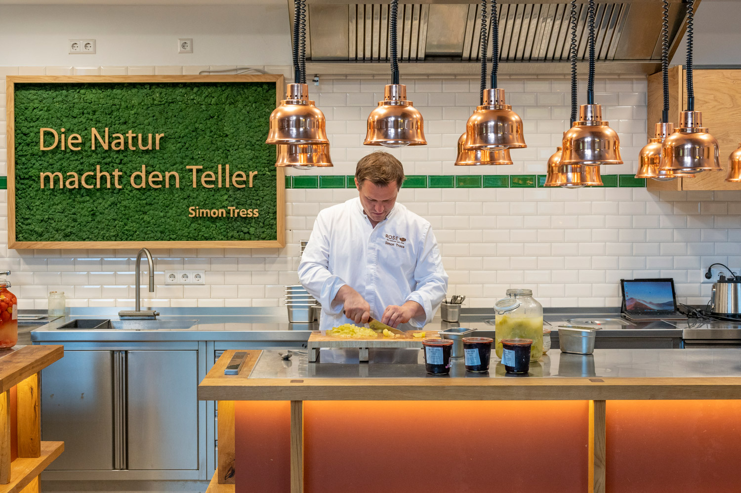 Simon Tress setzt auf Transparenz bei seinen verwendeten Zutaten und auch in seiner offenen Küche.|© TMBW, Udo Bernhart