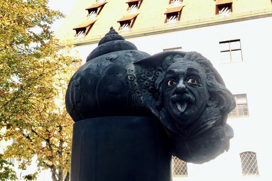 Einsteinbrunnen in Ulm mit einer Skulptur des Gesichts von Albert Einstein darauf.