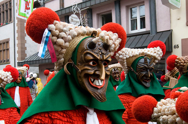 Gelebtes Brauchtum in den katholischen Teilen Baden-Württembergs: Narren-Masken und kunstvolle Gewänder.