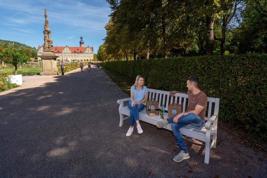 Im Sommer sind die schattigen Parkbänke mit Blick auf das Schloss Weikersheim ein kühler und beliebter Picknickplatz.