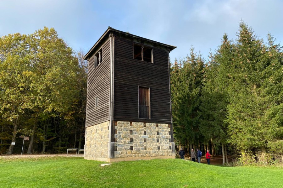 Rekonstruierte Monumente wie der Limes-Wachturm im Mahdholz ermöglichen eine Reise zurück in alte Zeiten.