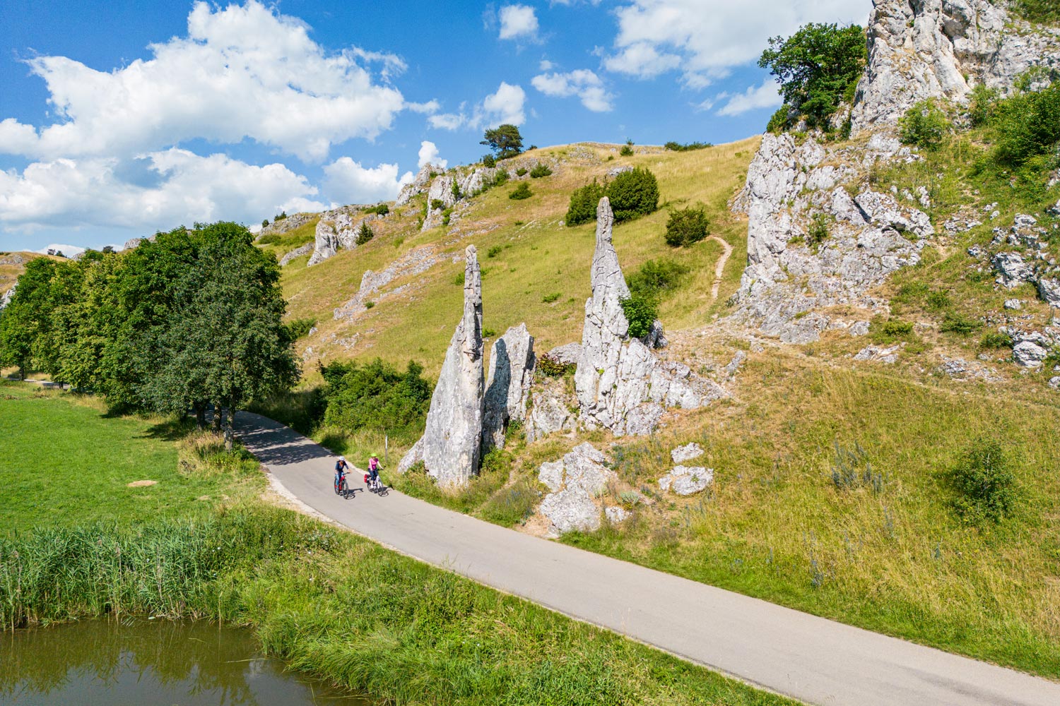 Mit dem Fahrrad lässt sich das Eselsburger Tal mit den Steinernen Jungfrauen und spektakulären Felsformationen erkunden.