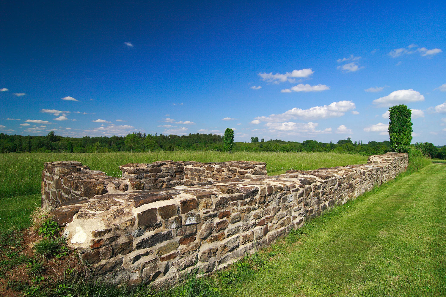 Kastelle, Wälle, Gräben, Steinmauern – die ehemalige Außengrenze des römischen Reichs ist als Bodendenkmal seit 2005 UNESCO-Weltkulturerbe.