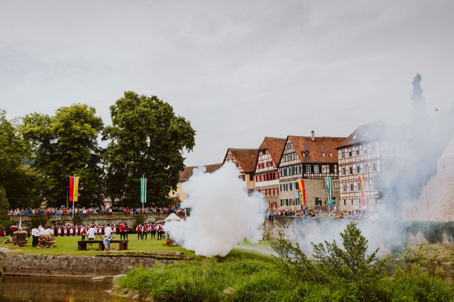 Das Schwäbisch Haller Kuchen- und Brunnenfest endet traditionsgemäß mit Salutschüssen. 