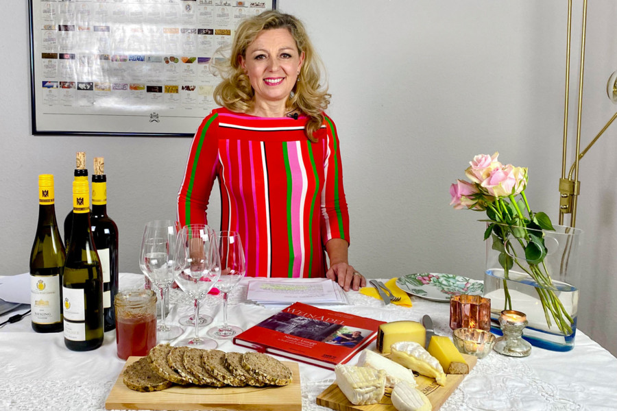 Weinsommelière Natalie Lumpp mit ihrem Buch, Weinen, Brot und Käse aus der Region.