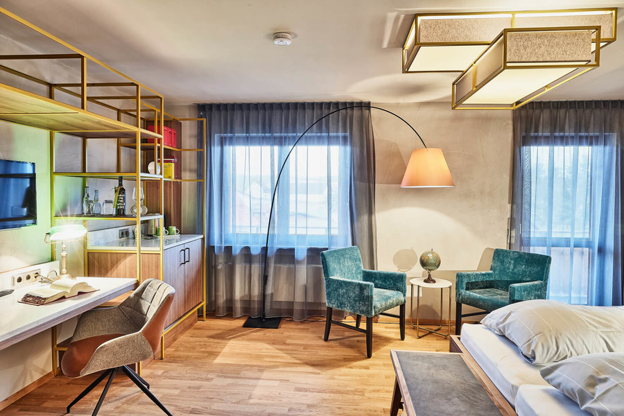 Modern und helles gestaltetes Zimmer eines Bio-Hotels. 