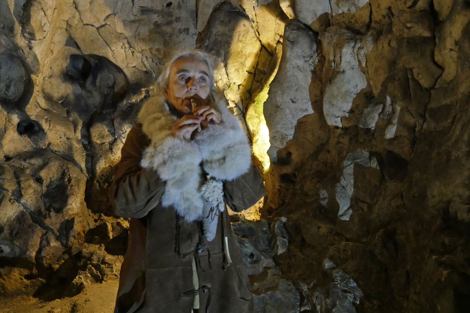 Gabriele Dalferth bringt mit Eiszeitflöten den ganzen Hohle Fels zum Klingen.