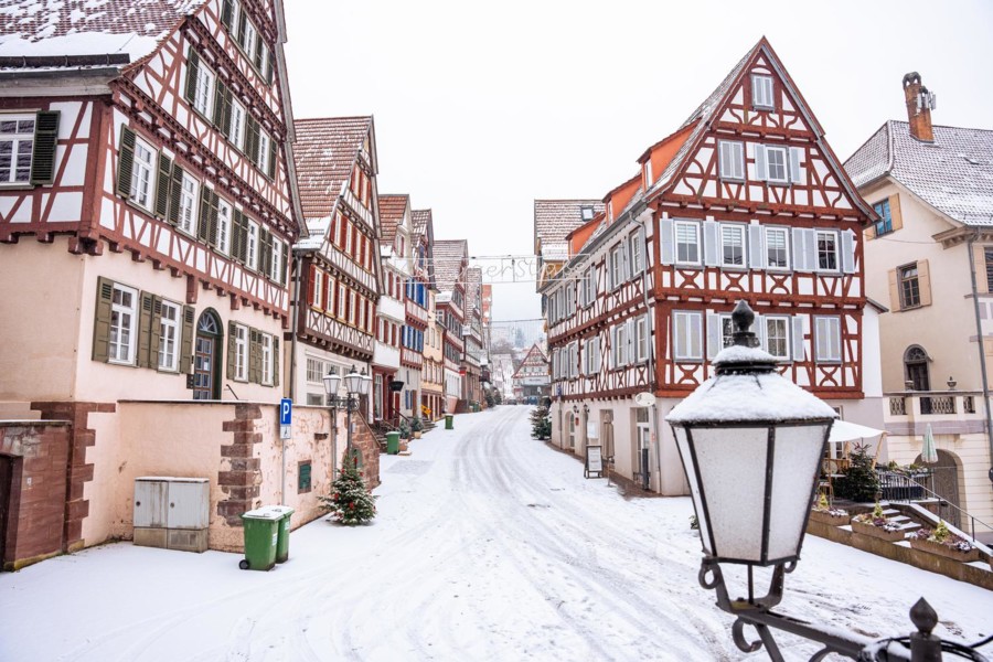 Eine Altstadt mit vielen Fachwerkhäusern im Winter