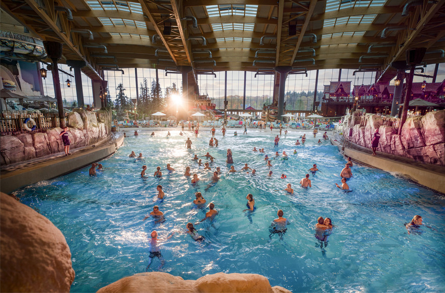 In einem großen Schwimmbecken in Rulantica im Europa-Park sind viele Personen.