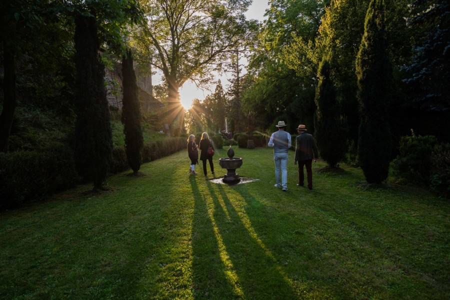 Den letzten Tropfen im Glas genießen die Gäste gemeinsam mit der Schlossfamilie von Mallinckrodt bei Sonnenuntergang im Schlossgarten.