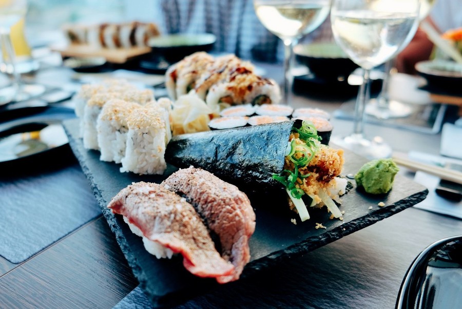 Nahaufnahme eines großes Tellers auf dem verschiedene Sushi angeordnet sind.