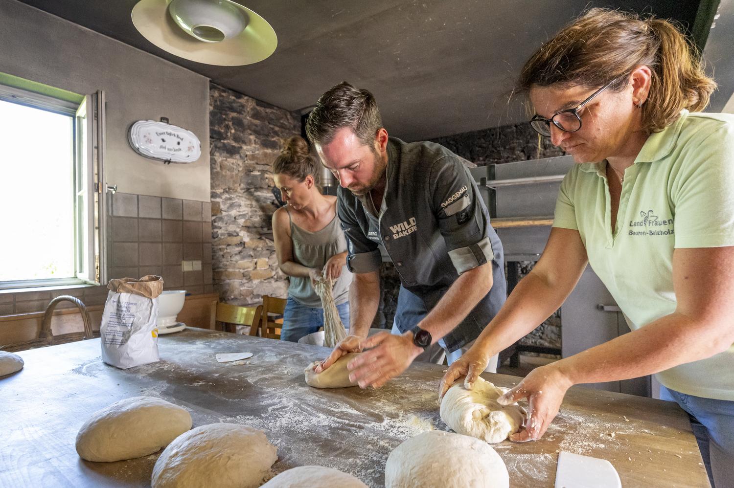 Bäckermeister Jörg Schmid unterstützt tatkräftig die Landfrauen auf der Schwäbischen Alb beim Kneten des Brotteigs.|© TMBW, Gregor Lengler