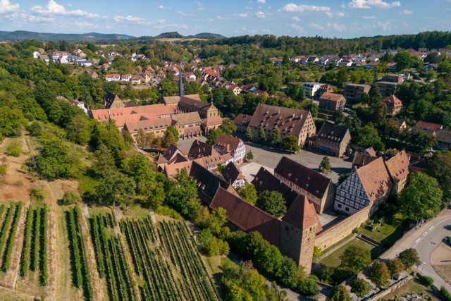 Am Rande des UNESCO-Klosters Maulbronn ziehen sich die Weinberge steil in die Höhe.
