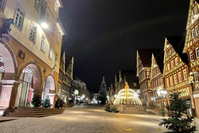 Beleuchteter und weihnachtlich geschmückter Marktplatz. Links und rechts des Platzes befinden sich viele Fachwerkhäuser.