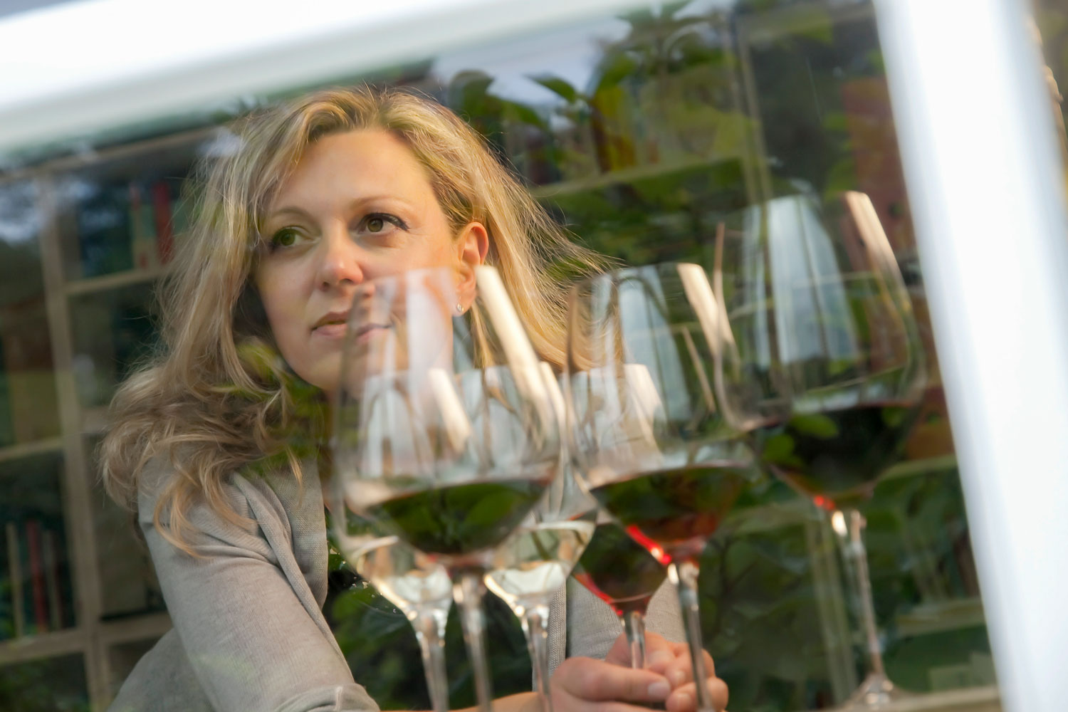 Weinsommelière Natalie Lumpp verkostet regelmäßig verschiedene Weine.