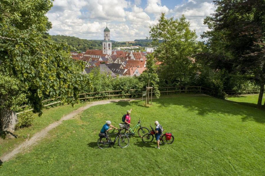 Auf dem Donau-Bodensee Radweg genießen Radelnde einen tollen Panoramablick von der Schillerhöhe auf die Altstadt von Biberach.
