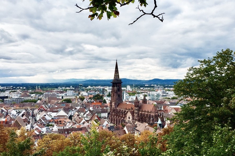 Blick auf Freiburg vom Kanonenplatz Schlossberg
