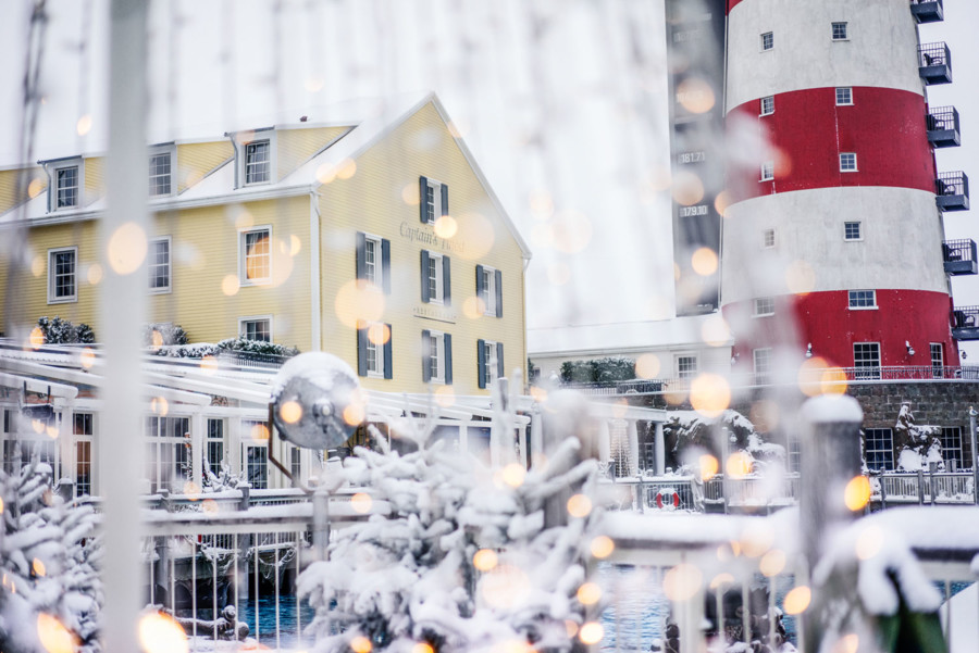 Neben dem Hotel Bell Rock im Europa-Park Erlebnis-Resort steht ein riesiger rot-weiß-gestreifter Leuchtturm. Mit Schneehäubchen ist das ein besonderer Anblick. |© Europa-Park 