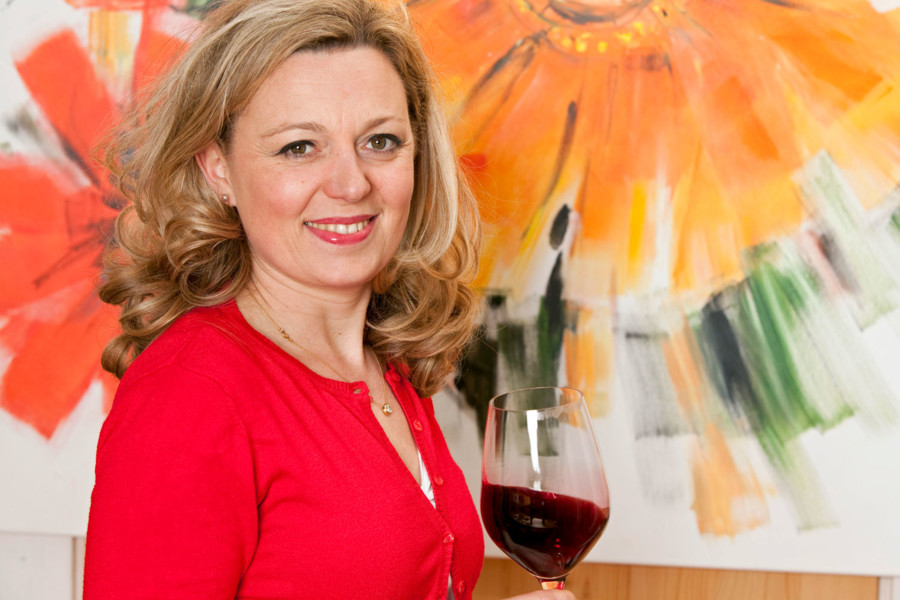 Genussbotschafterin Natalie Lumpp im Portrait mit einem Glas Rotwein