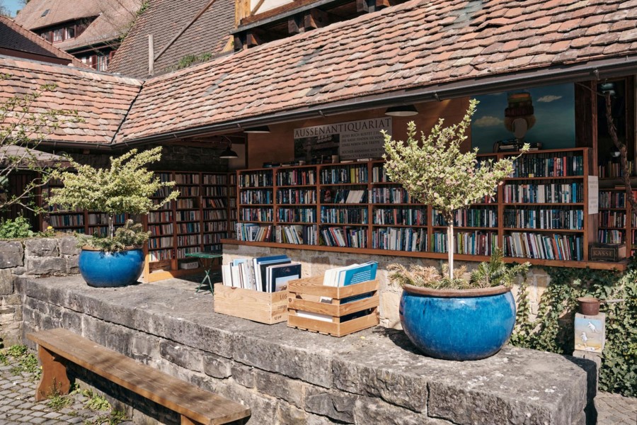 Direkt gegenüber der Krone Alt Hoheneck gibt es ein Freiluft-Antiquariat mit über 9.000 Buch-Titeln. 